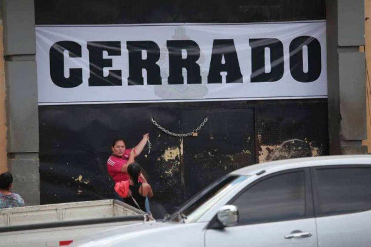 La demolición del centro penal sampedrano comenzará hasta que finalicen las labores de limpieza y excavaciones que se espera duren un mes. Elías Melgar, jefe noroccidental de la Fuerza de Seguridad Interinstitucional Nacional (Fusina), declaró que cuadrillas municipales están en labores de limpieza dentro del recinto carcelario. “Después de eso haremos una revisión en busca de ilícitos, como armas, drogas, municiones y dinero sí es posible. De allí se iniciaría el proceso de destrucción”, detalló Melgar, quien indicó que este proceso tardaría un mes.