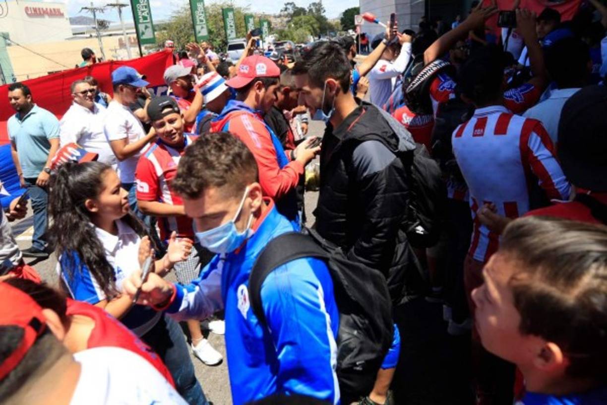 Matías Garrido, con una mascarilla, firmó autógrafos a los aficionados olimpistas.