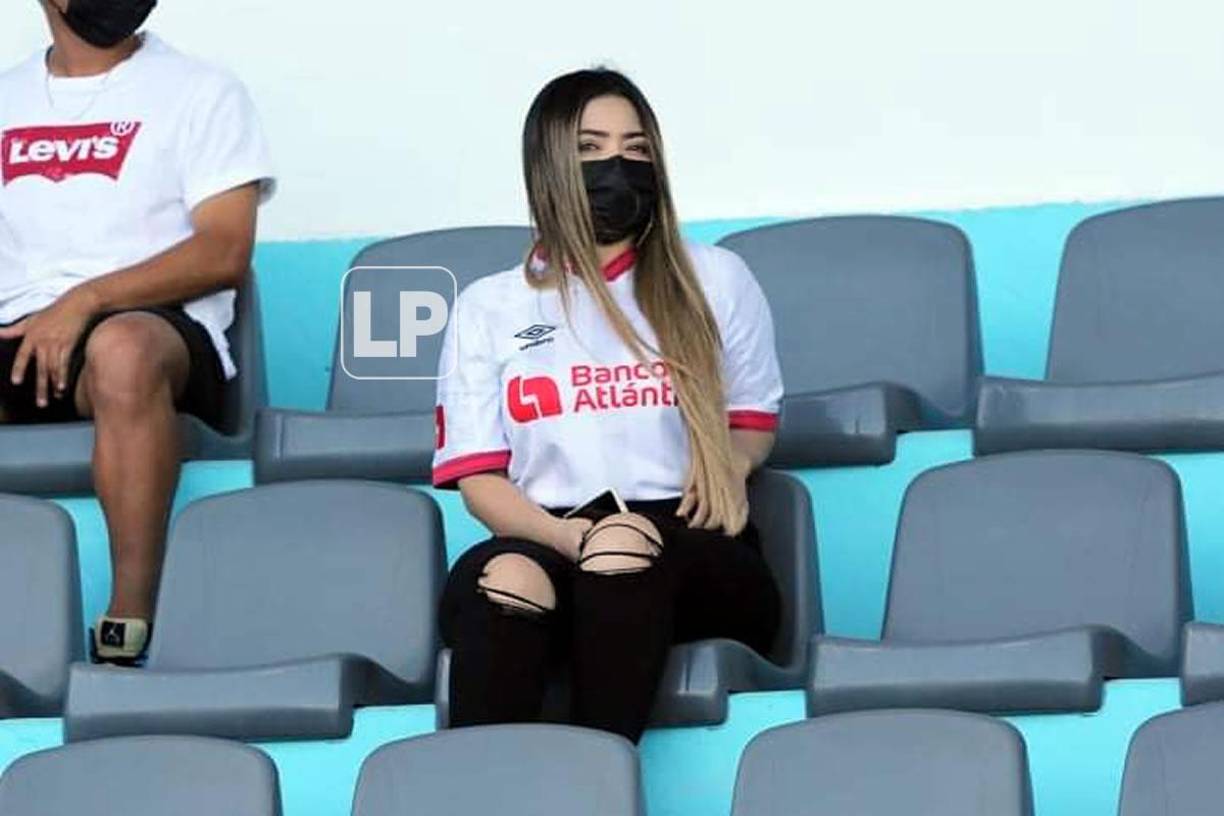 Una guapa aficionada del Olimpia en las graderías del estadio Nacional en la vuelta de los merengues al coloso capitalino.