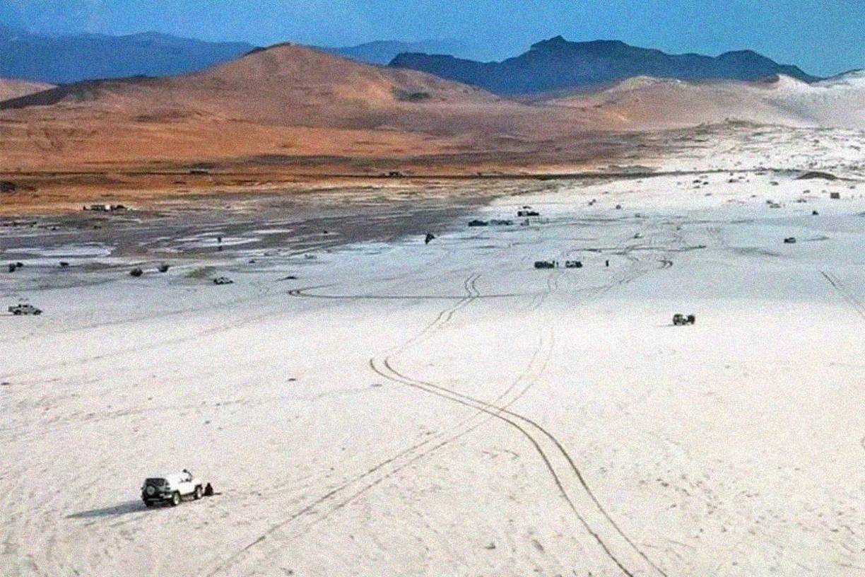 Una histórica nevada ha cubierto de un manto blanco el desierto en la región de Al-Nafūd en Arabia Saudita.