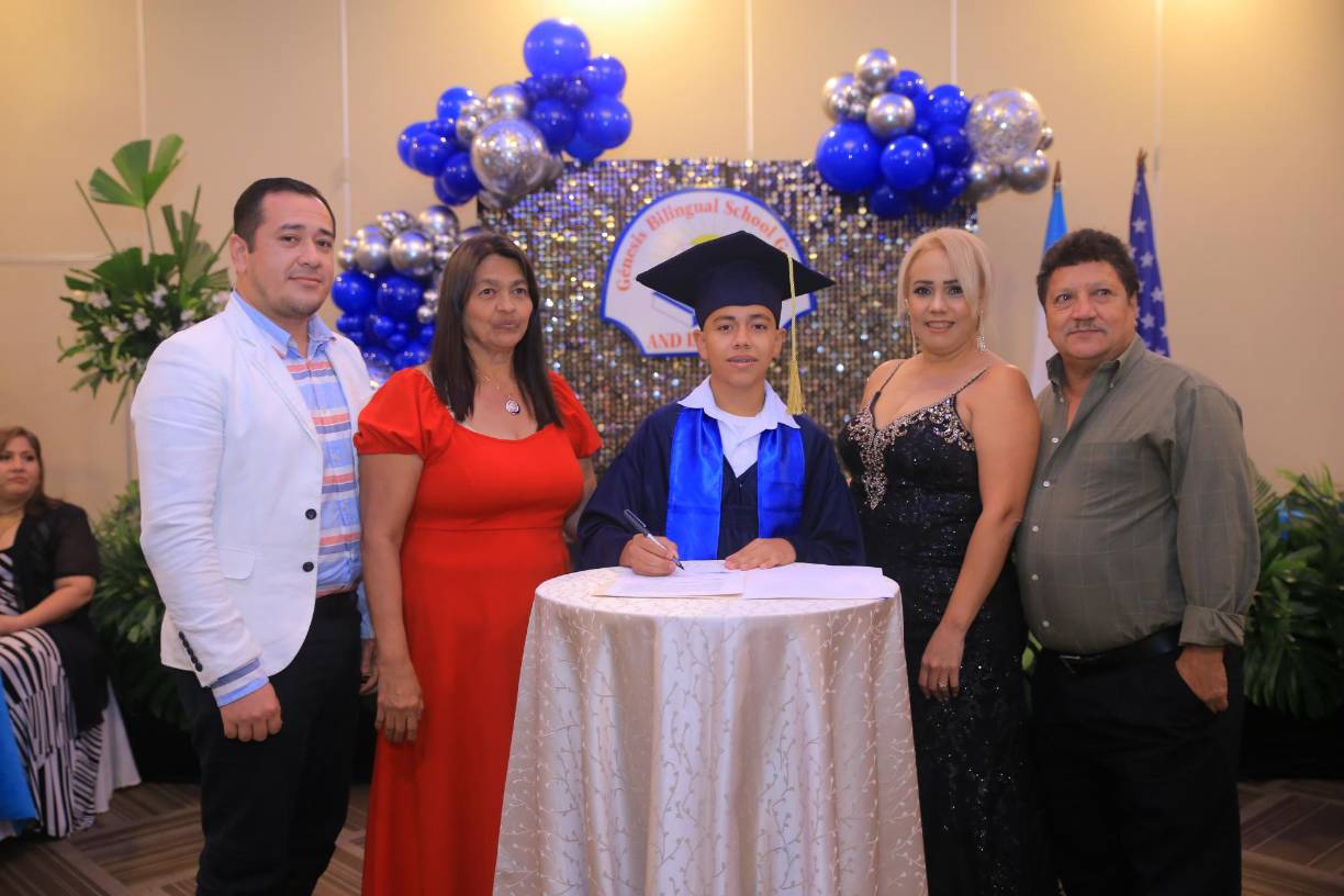 Kenneth Flores fue acompañado por varios de sus familiares.