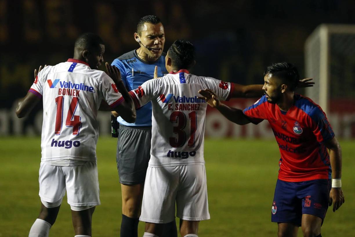 Luego el árbitro mexicano Marco Ortiz expulsó a Boniek García, dejando al Olimpia con 9 hombres. Carlos Sánchez le reclamó al juez su decisión.