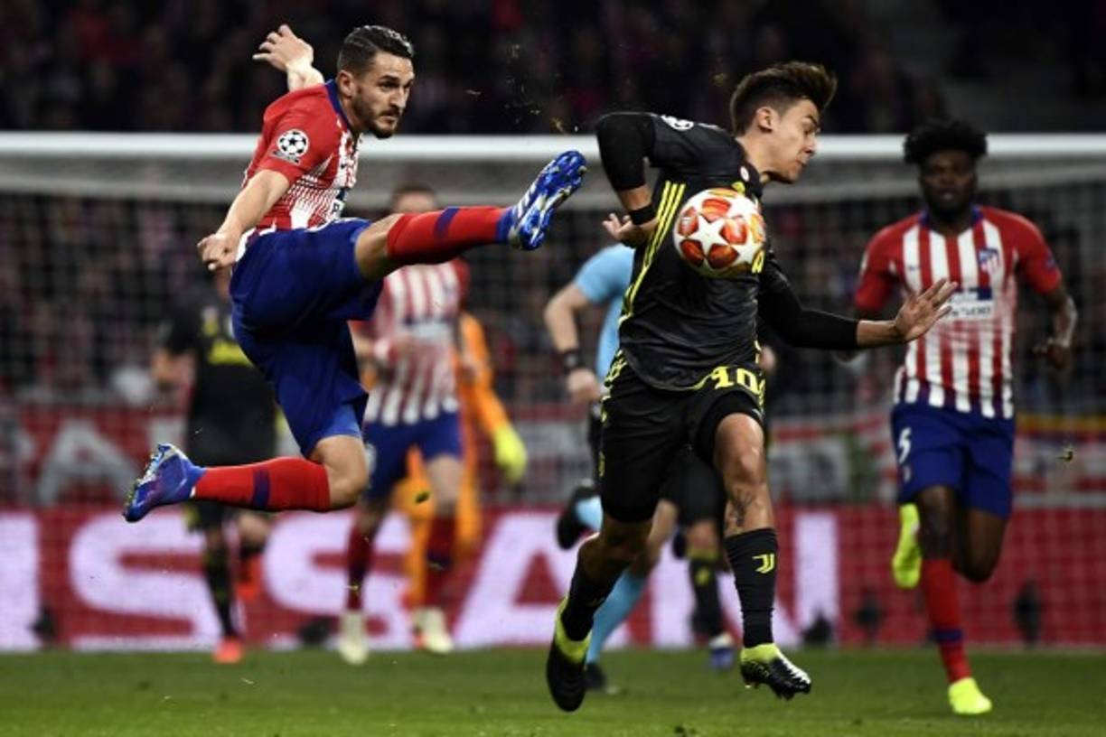 Koke con una patada voladora intentando frenar a Paulo Dybala.