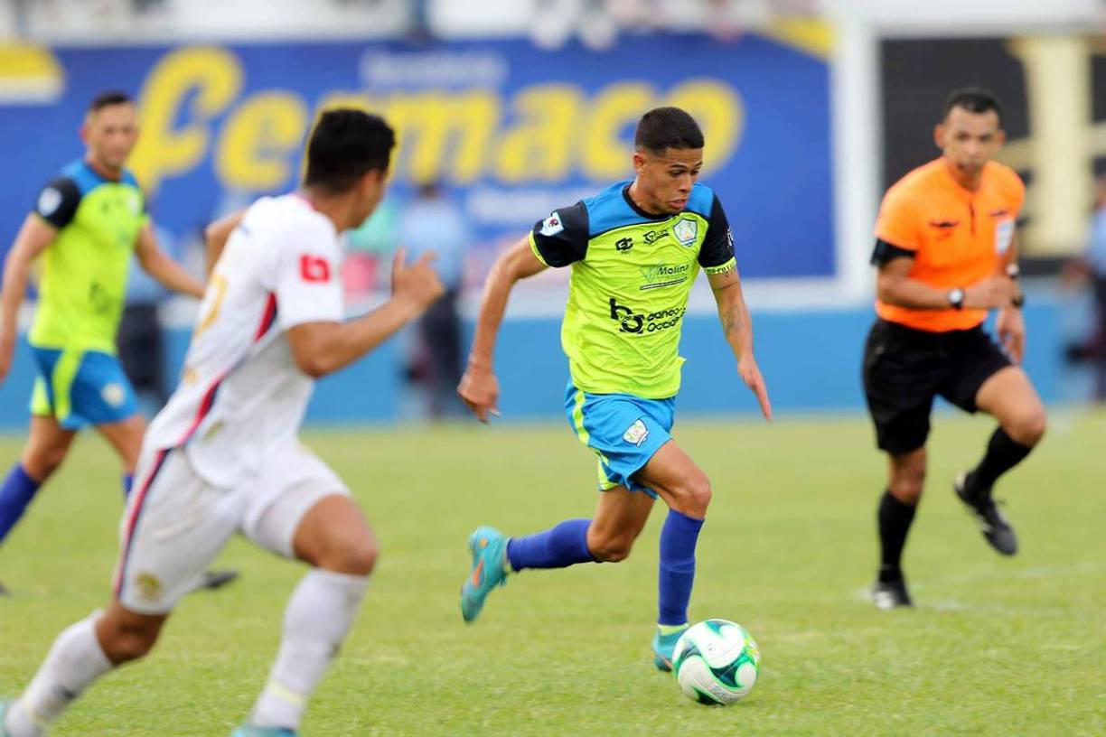 Cristian Cálix fue titular en lugar de Mario Martínez, quien no jugó en el partido pasado por lesión.