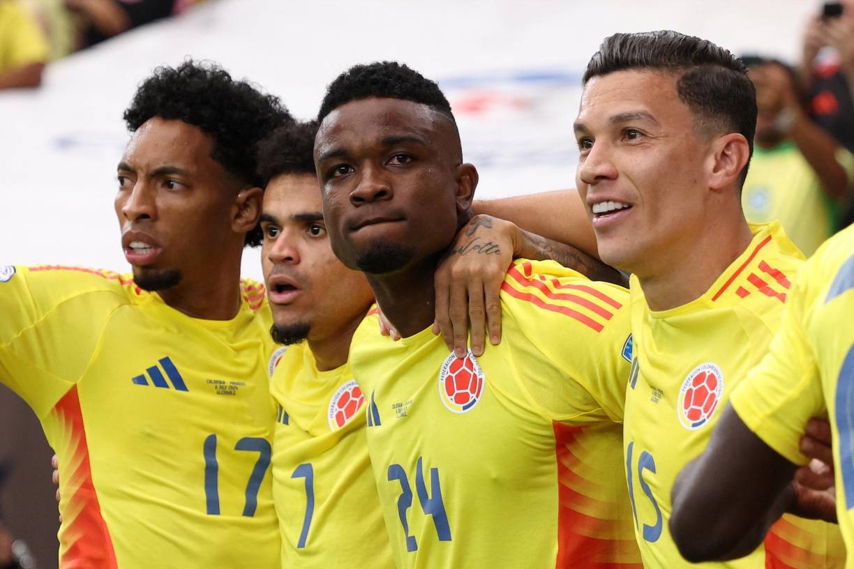 GLENDALE, ARIZONA - JULY 06: Jhon Cordoba of Colombia celebrates after scoring the team's first goal with teammates during the CONMEBOL Copa America 2024 quarter-final match between Colombia and Panama at State Farm Stadium on July 06, 2024 in Glendale, Arizona. Jamie Squire/Getty Images/AFP (Photo by JAMIE SQUIRE / GETTY IMAGES NORTH AMERICA / Getty Images via AFP)