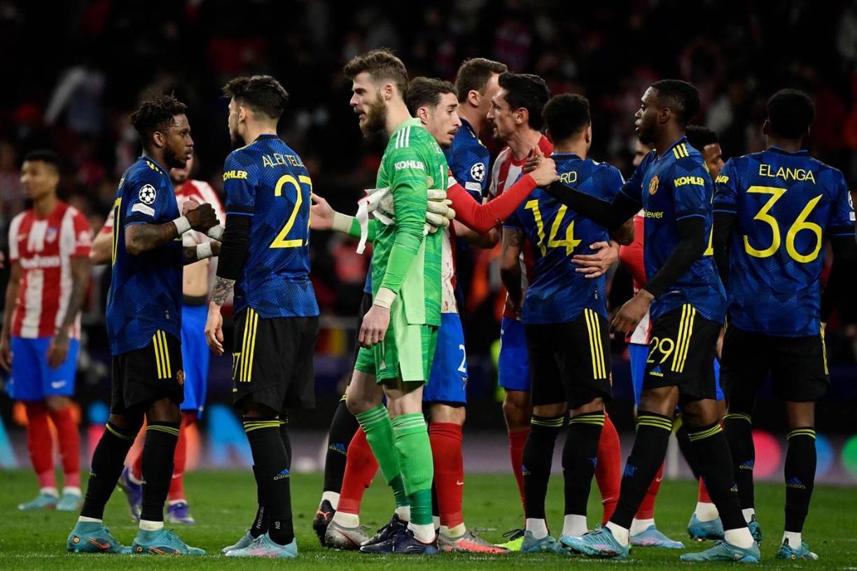 Jugadores del Atlético y Manchester se saludaron al final del partido.