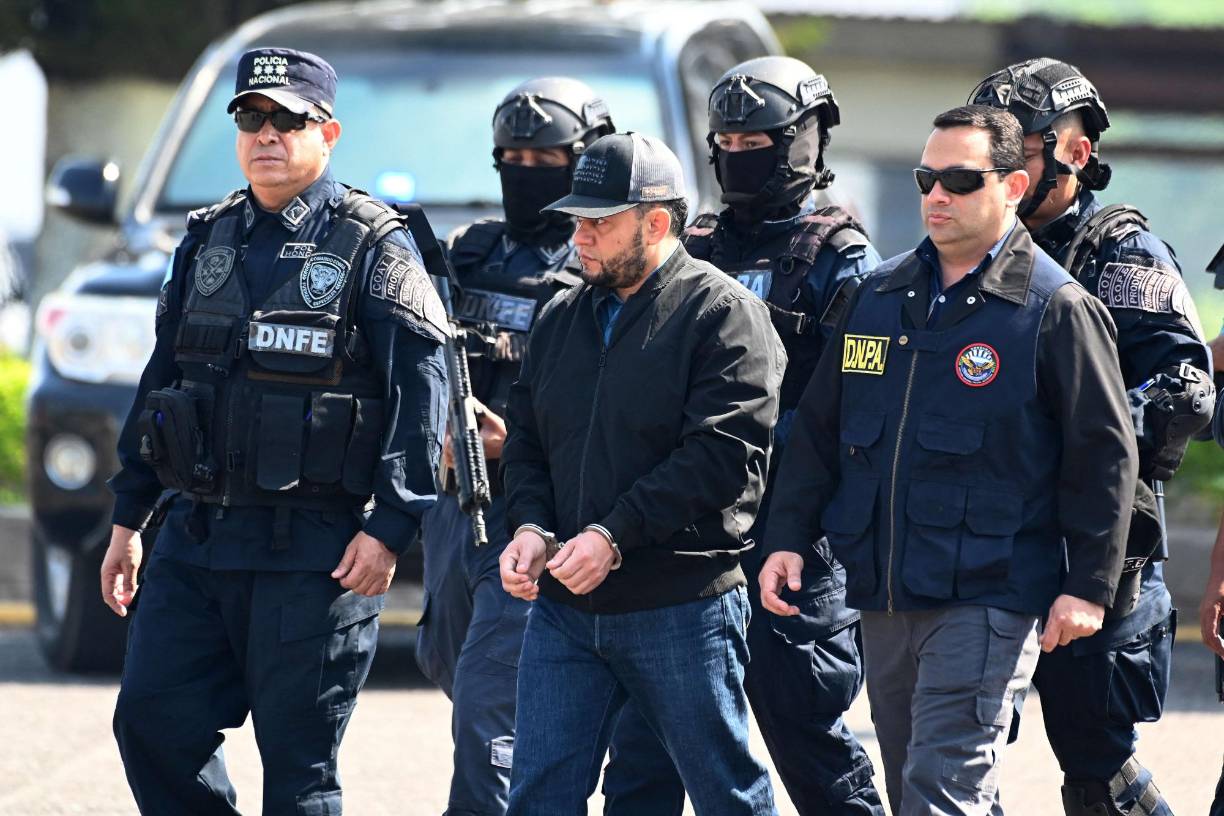 Urbina, que había sido capturado en la comunidad de La Entrada, Copán, noroeste del país, el 18 de febrero, fue transportado en medio de un fuerte operativo de seguridad desde la sede de la Fuerza Especial Cobras.