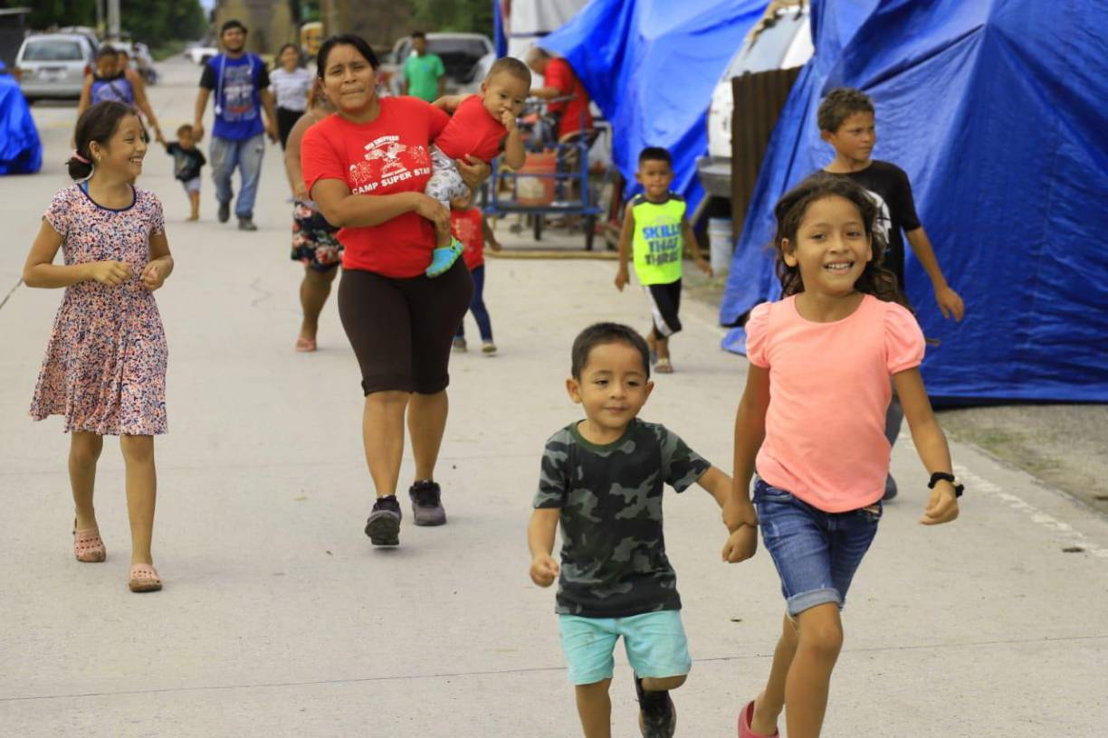 Aunque unas 9,500 personas decidieron por instalarse en albergues habilitados por el gobierno, familias enteras optaron por instalar pequeños refugios para pasar la noche. 
