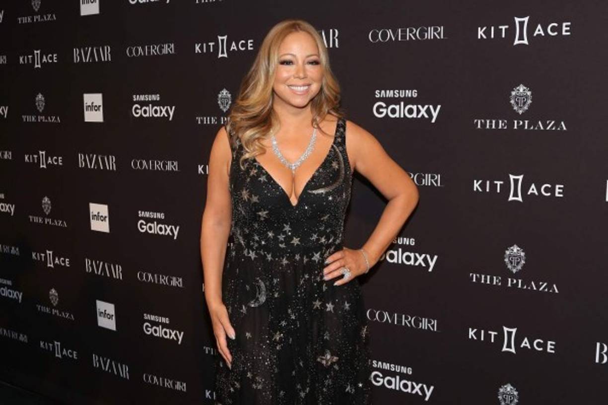 Su sonrisa ahora es más espontánea y se muestra más abierta con su público.