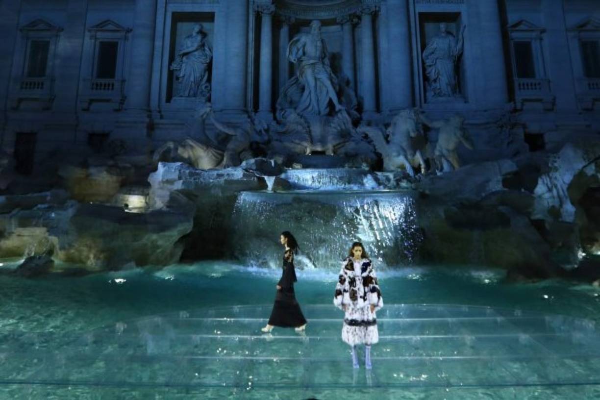 Vista de la pasarela que instaló Fendi sobre la Fontana di Trevi.