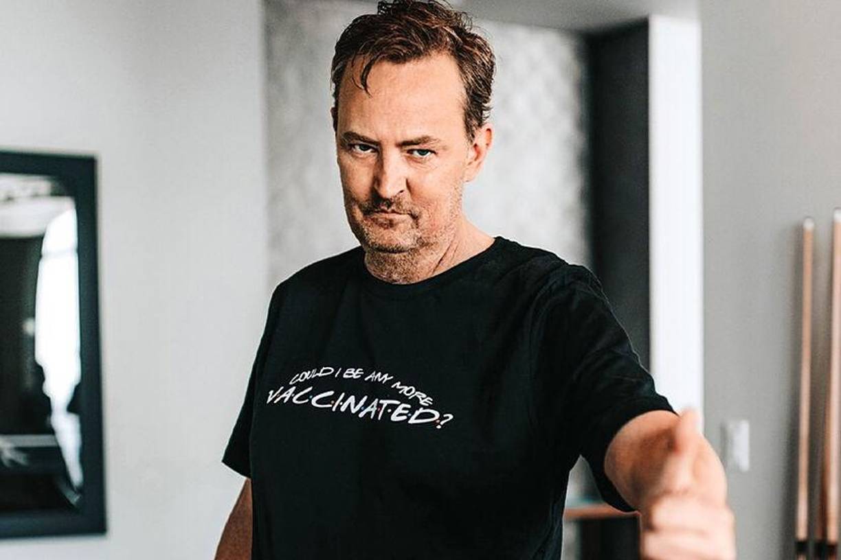 Perry dijo que su terapeuta lo ayudó a dejar de tomar medicamentos pidiéndole que lo relacionara con la posibilidad de usar una bolsa de colostomía “por el resto de su vida”. “Desde entonces, he perdido el interés en consumir drogas”, escribió, y añadió: “Me he rendido, pero en el lado ganador, no en el lado perdedor”. Ya no estaba atrapada en una batalla imposible contra las drogas y el alcohol.“Ya no siento la necesidad de encender un cigarrillo espontáneamente para tomar el café de la mañana”.Perry terminó el libro agradeciendo a sus amigos y familiares y diciendo “lo único que hizo bien”. “Nunca me rendí, nunca levanté la mano y dije: ‘Ya es suficiente, no puedo soportarlo más, estás ganando’”, escribió Perry.”Y ahora me mantengo fuerte y listo para lo que viene”. El actor nunca se casó, no tuvo hijos, en su libro explicó que no se sentía merecedor ni tampoco seguro de llenar las expectativas de sus parejas, por eso terminaba la relación con ellas antes. Nacido el 19 de agosto de 1969 en Williamstown, Massachusetts y falleció el 28 de octubre de 2023 de ahogamiento en su jacuzzi.Un la mentable final para un actor que llenó de risas tantos hogares.