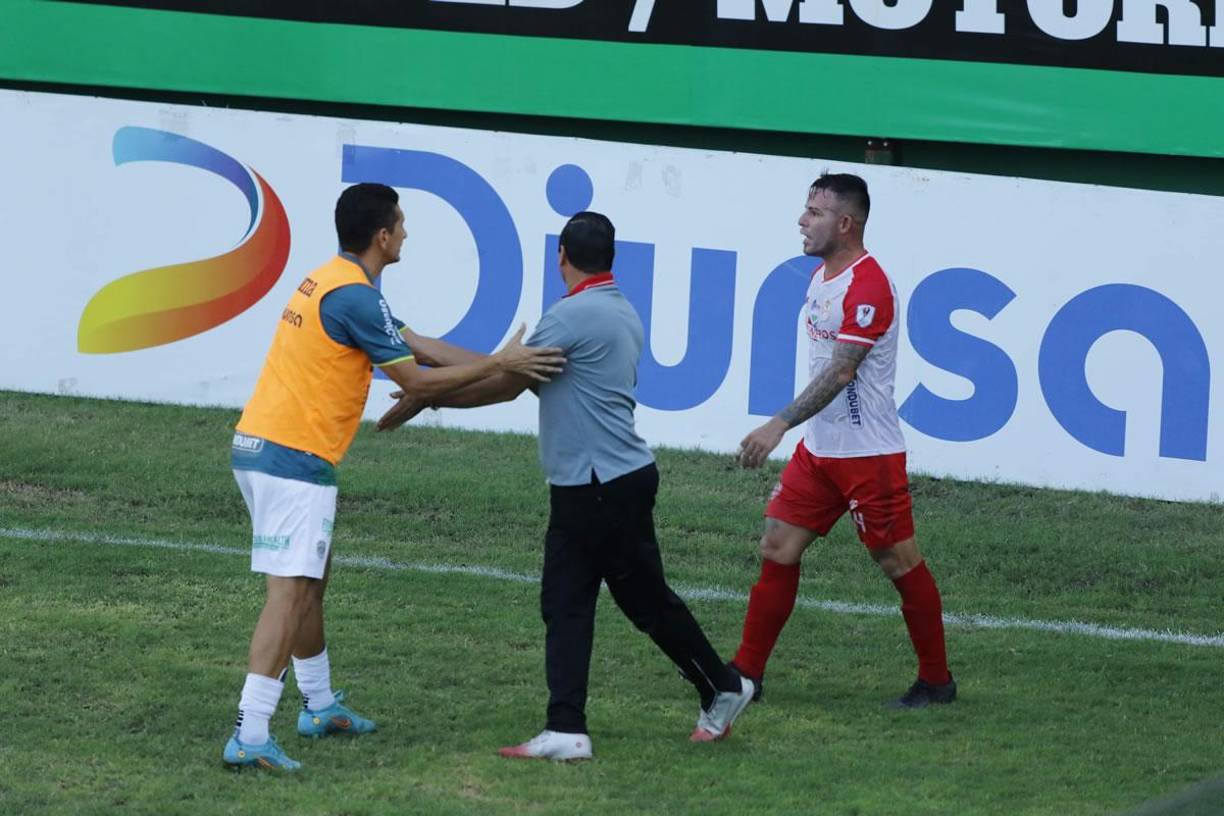 Tras el pitazo final del juego, Jorge Cardona, mediocampista de la Real Sociedad, reaccionó con bronca y quiso ir a pelear con jugadores del Marathón.