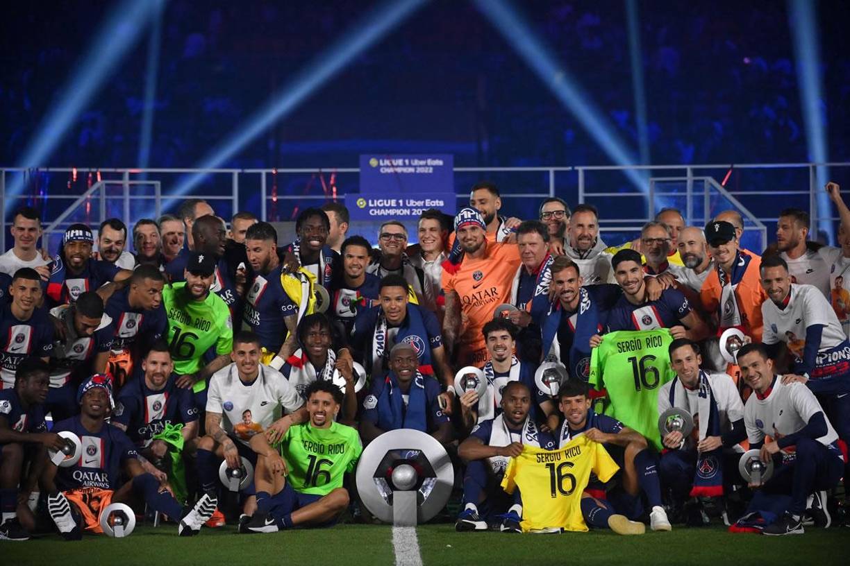 El plantel del PSG posando con el trofeo de campeones de la Ligue 1.