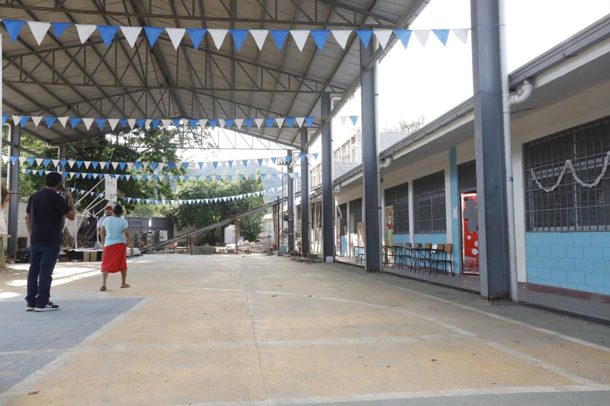 La escuela es de las más vulnerables del sector, pero se recuperó de las inundaciones de 2020 tras las tormentas ETA Y IOTA, sin embargo hacían falta más aulas por la matrícula que supera los 400 infantes.