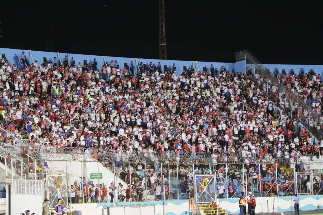 La afición del Olimpia respondió al llamado y colmó el estadio Nacional Chelato Uclés para el partido ante Antigua.
