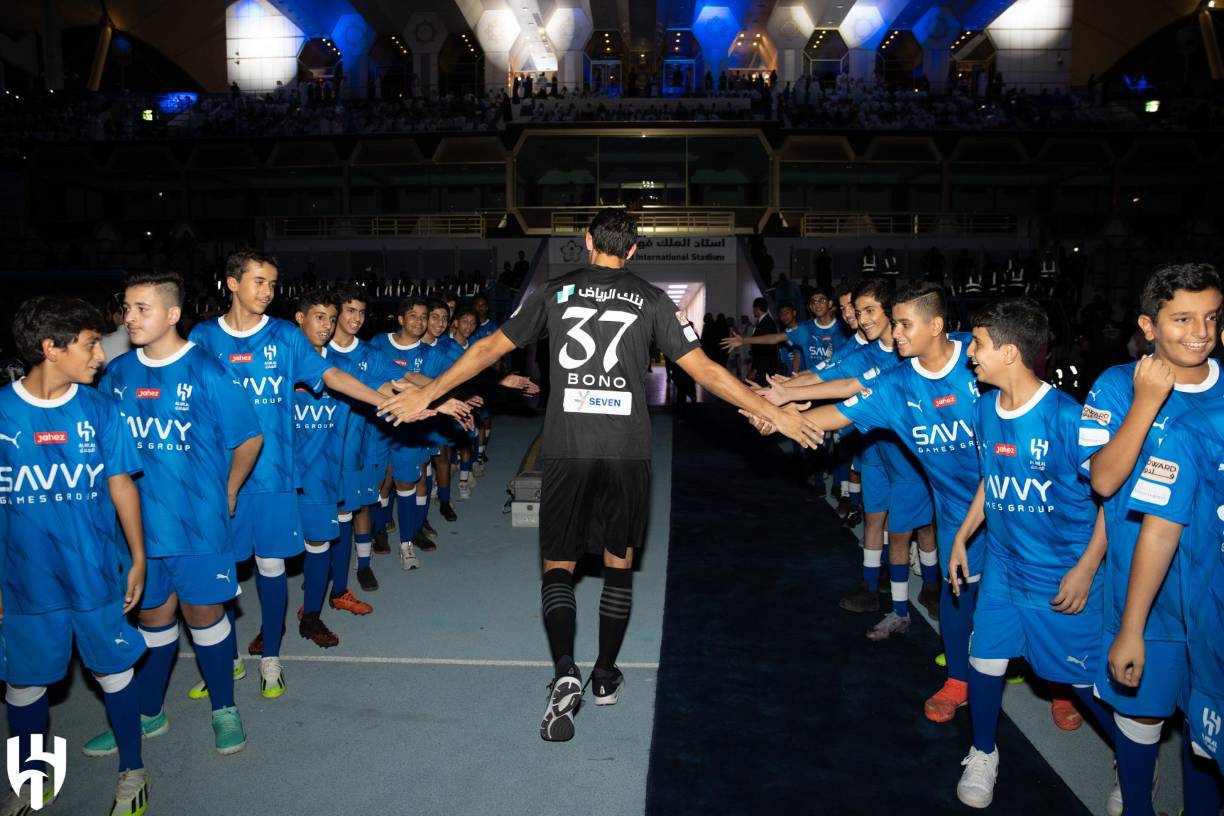 Después de Bono, que llegó también esta semana a Riad procedente del Sevilla, le siguió Neymar como la gran estrella de la noche, e incluso su cara fue proyectada en un holograma en el cielo de la ciudad.