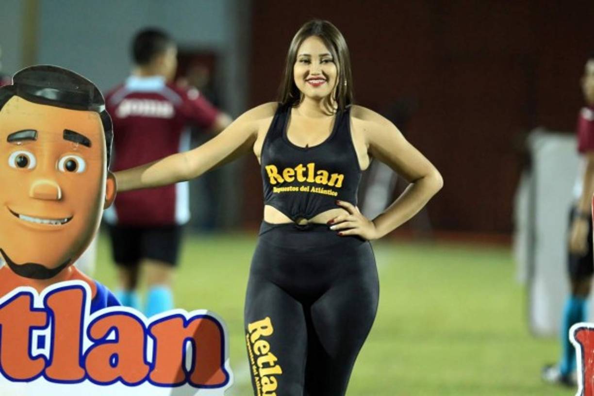 Ella se paseó por la grama del estadio Juan Ramón Brevé Vargas durante el juego Juticalpa-Olimpia.