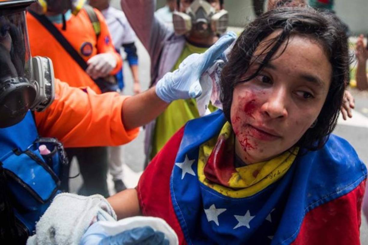 'Después dicen que los violentos somos nosotros', lanzó ese oficial, quien previamente había explicado a los líderes estudiantiles que no podían marchar porque carecían del permiso de las autoridades.