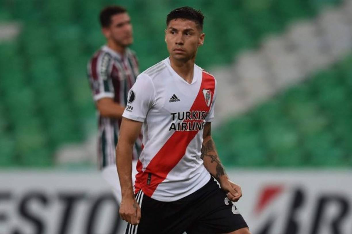 El lateral derecho de River Plate, Gonzalo Montiel, habría llegado a un principio de acuerdo con el Sevilla para las próximas cinco temporadas y viajaría el jueves o el viernes a la capital hispalense para poner broche a las negociaciones que tanto el jugador como club Millonario tienen abiertas con la entidad española. El monto del traspaso parece que podría cerrarse en unos 8 millones de euros más un posible 15% más a futuro si se diera una venta por encima de los 11 millones.