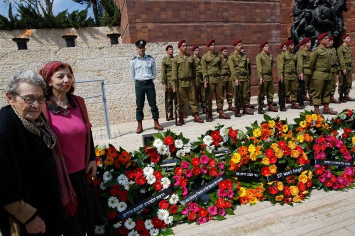 Familiares de las víctimas horaron a sus muertos con guirnaldas.
