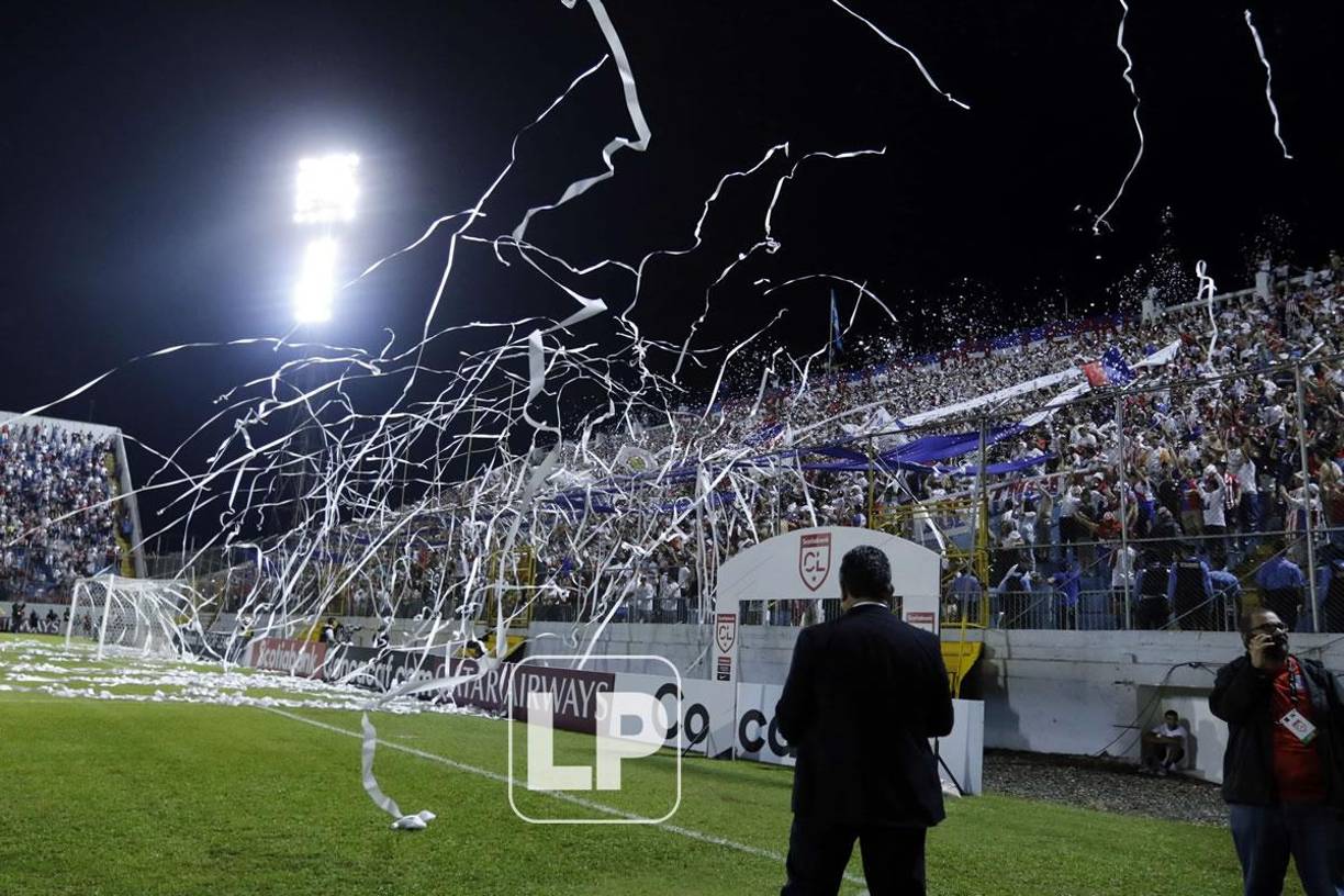 Los aficionados del Olimpia llenaron el estadio Morazán y tiraron muchos papelitos al césped antes del inicio del partido.