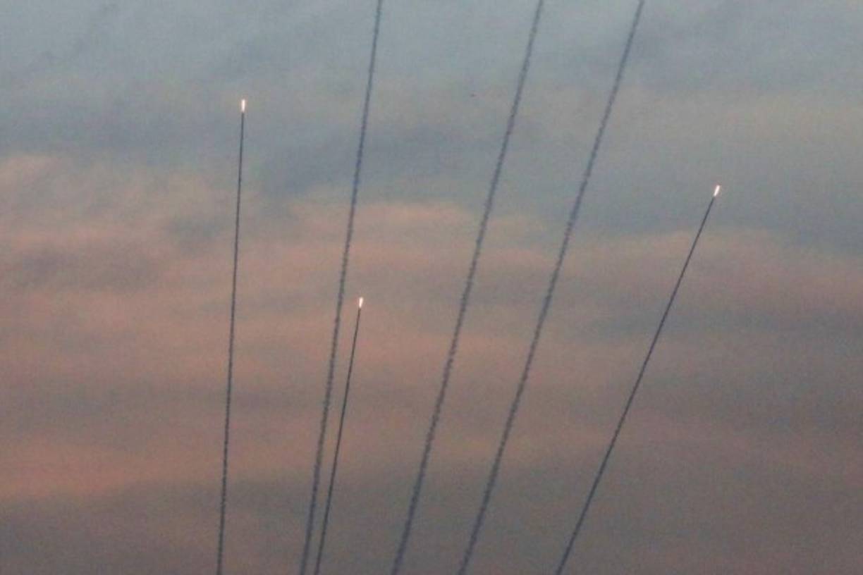 La nueva escalada de violencia por el disparo de cohetes desde Gaza y los bombardeos de respuesta de Israel ha causado hasta el momento al menos veinticinco muertos: cuatro civiles israelíes y veintiún palestinos en la franja, de los que doce eran milicianos. EFE