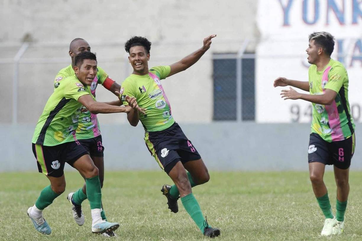 Jafeth Sabillón festejando su gol que le dio el boleto al CD San Juan a la Liga de Ascenso.