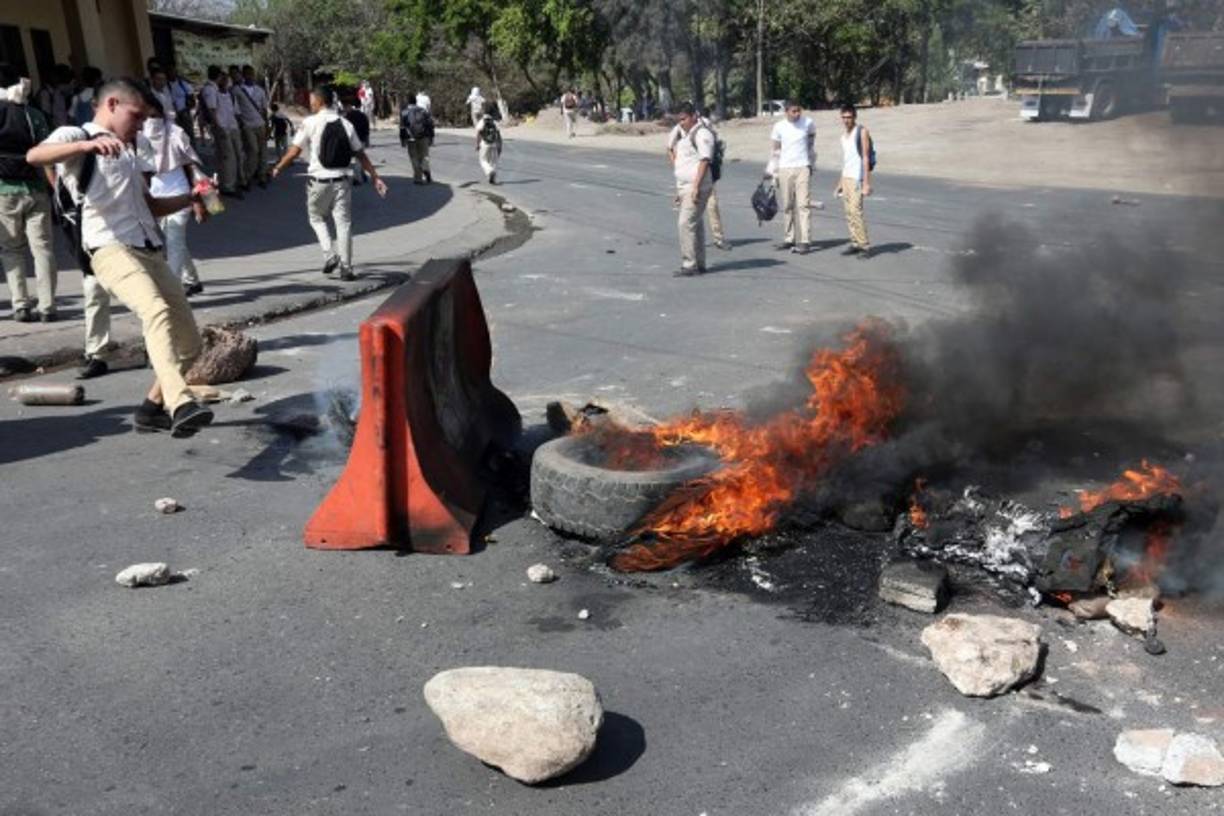Armados con botellas en la mano, los estudiantes incendiaron llantas.