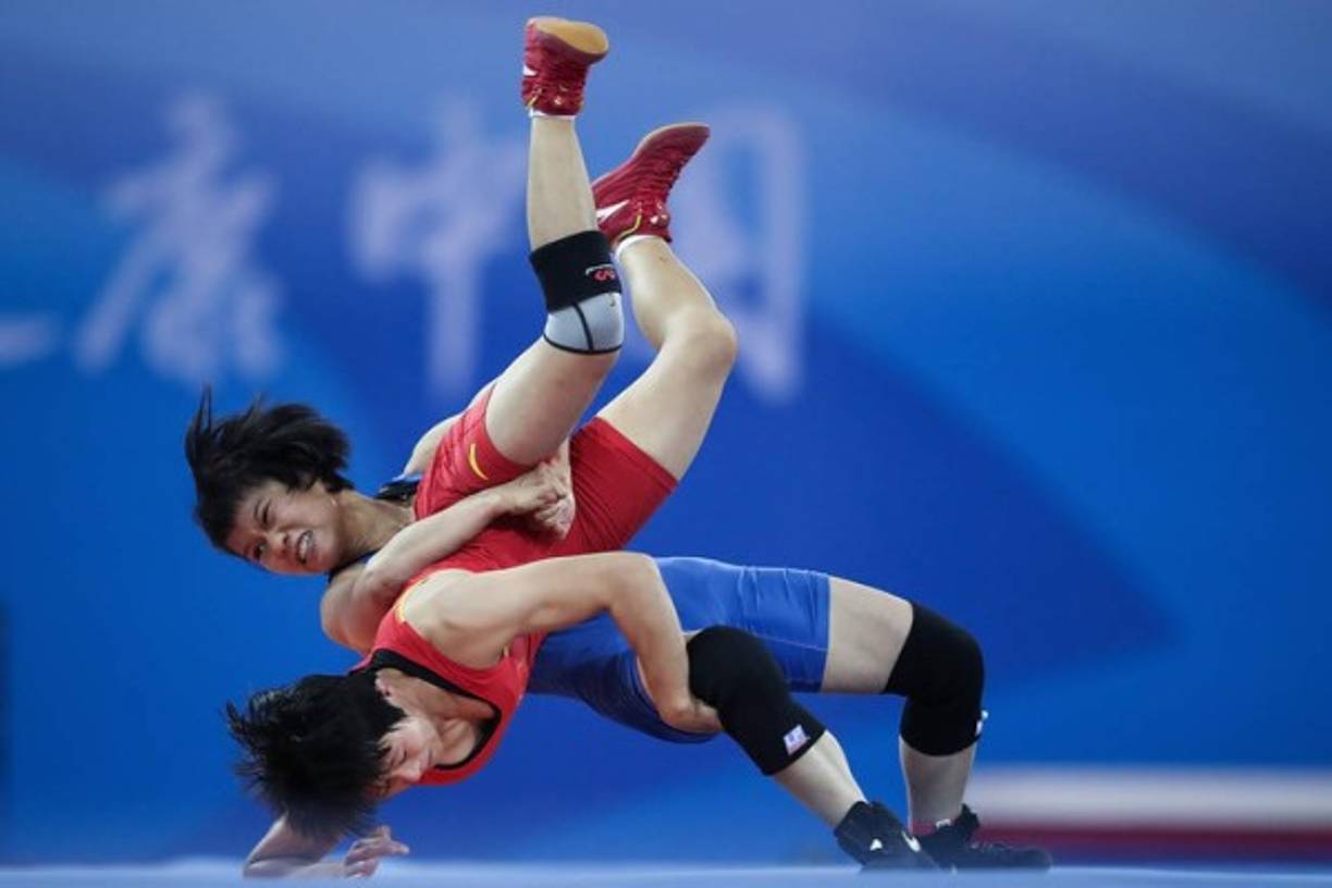 LUCHA. Al suelo. Fan Meng y Li Yuyan realizan su combate en 48 kg estilo libre por los campeonatos nacionales en Tianjin, China.