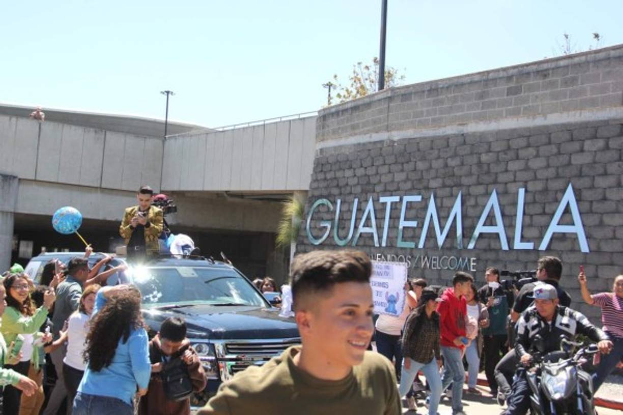 La caravana de bienvenida para Dennis Arana interrumpió el tráfico en parte de la congestionada capital guatemalteca.