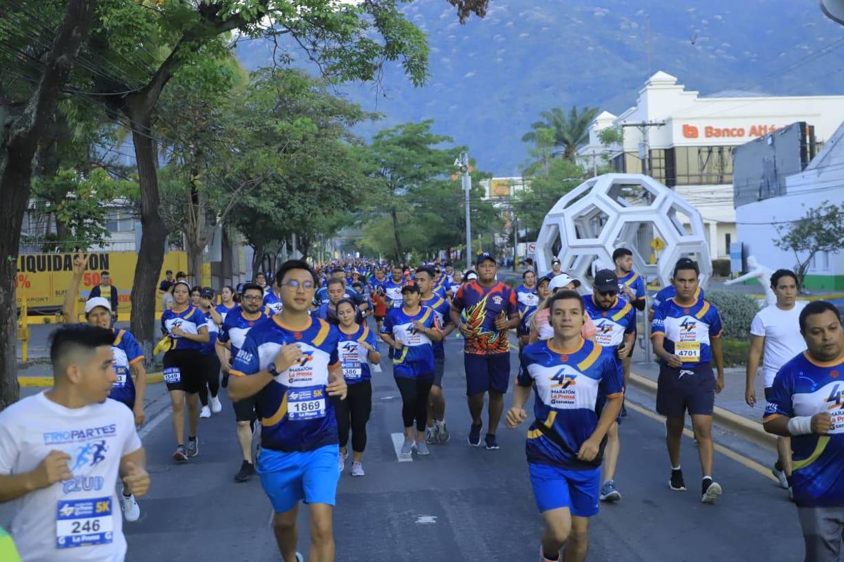 Grupo de corredores pasando por el bulevar Morazán de San Pedro Sula.