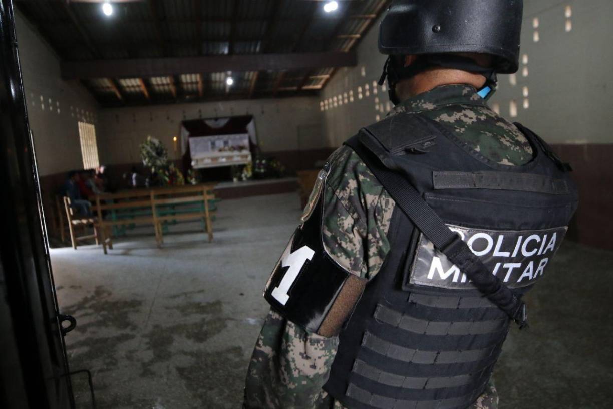 Según testigos, los PM habían llegado al velorio y no fueron bien recibidos por los dolientes y amigos del difundo. 