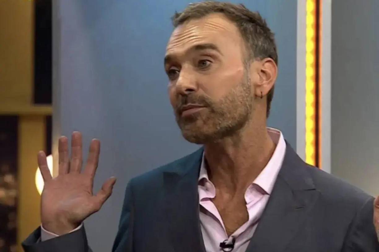 “Anda saber tú si la mexicana se acostó con alguien para...”, dijo Castell, comentario que fue ampliamente criticado en redes sociales, generando indignación.