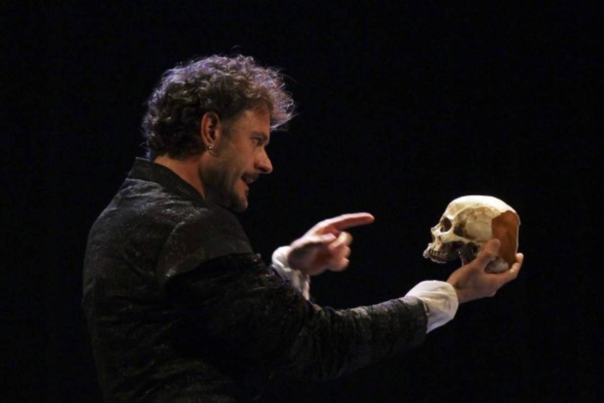 El actor Daniel Moreno, como Shakespeare, actúa en la obra 'Los Espejos de Don Quijote' en el teatro Manuel Bonilla de Tegucigalpa (Honduras). EFE