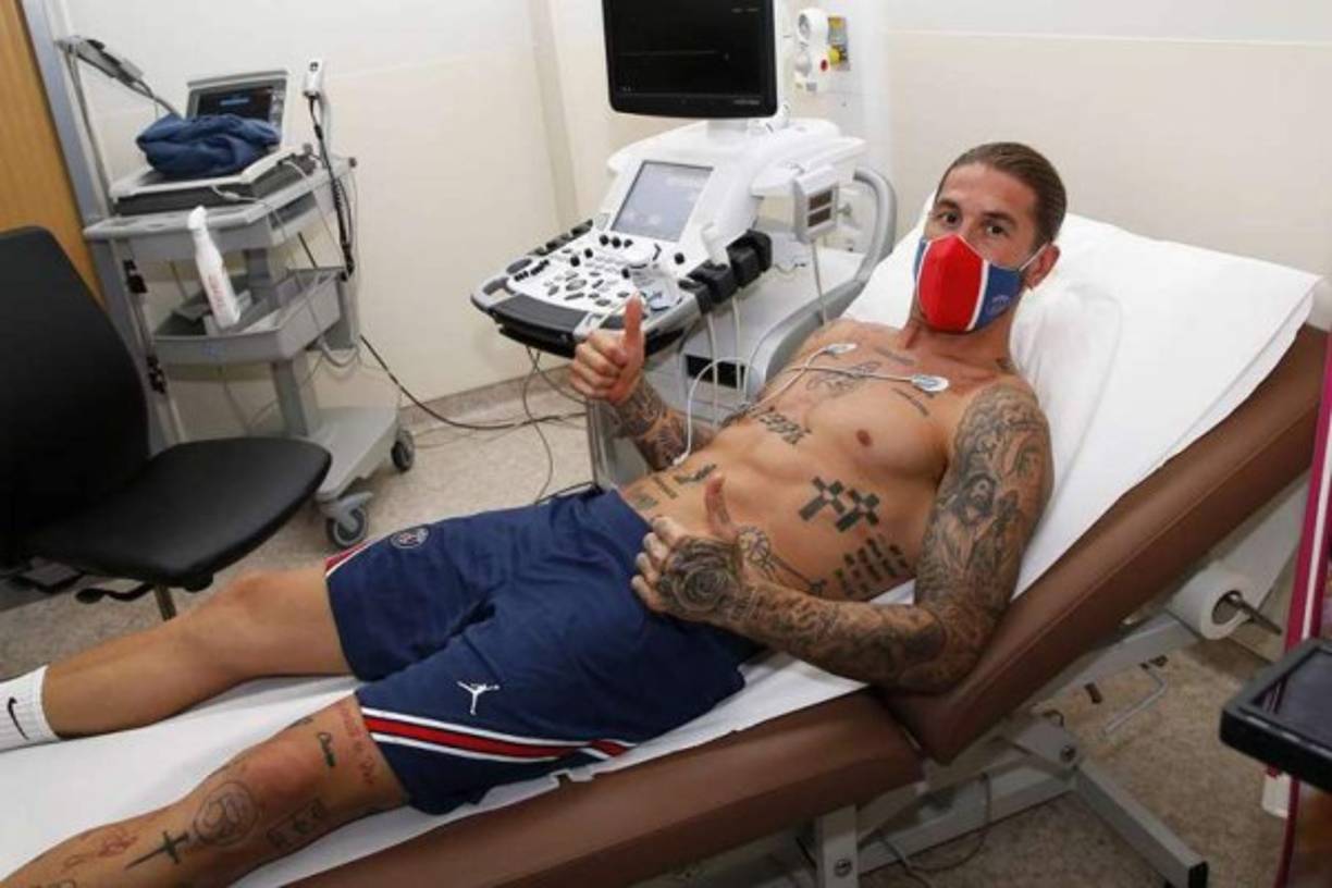 Ramos se mostró con buena disposición y luciendo los colores del club parisino.