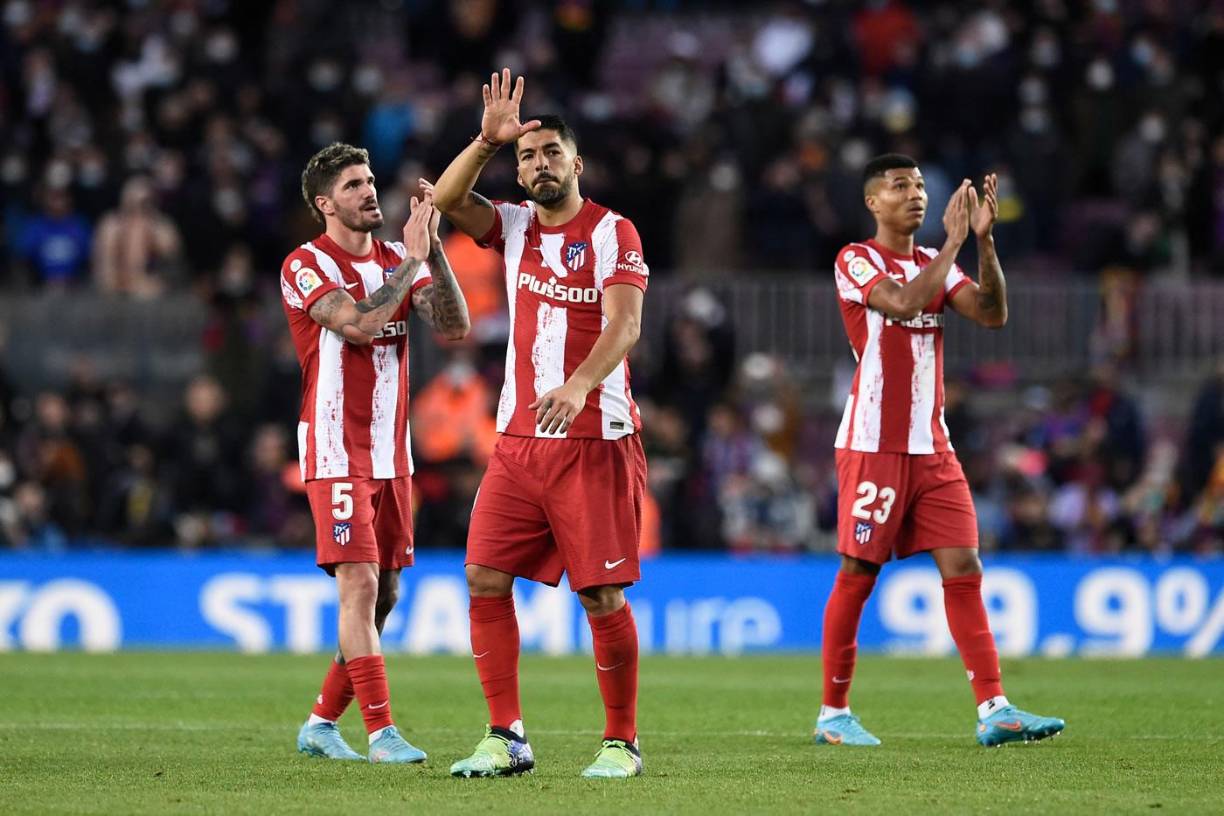 Suárez saludando a la afición del Barcelona, la que antes celebraba sus goles.