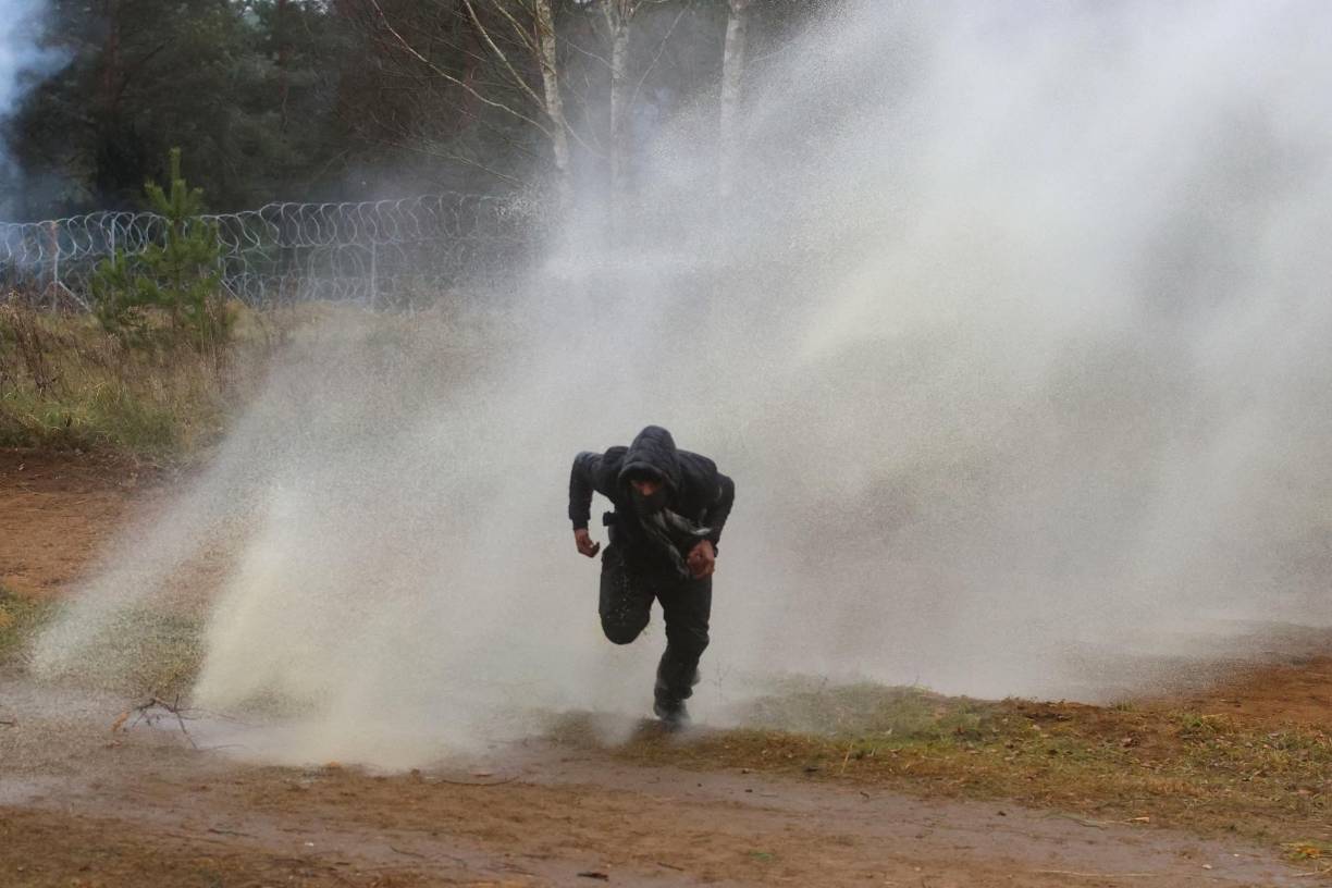 Añadiendo: “nuestras fuerzas utilizaron gases lacrimógenos para sofocar la agresión de los migrantes”.