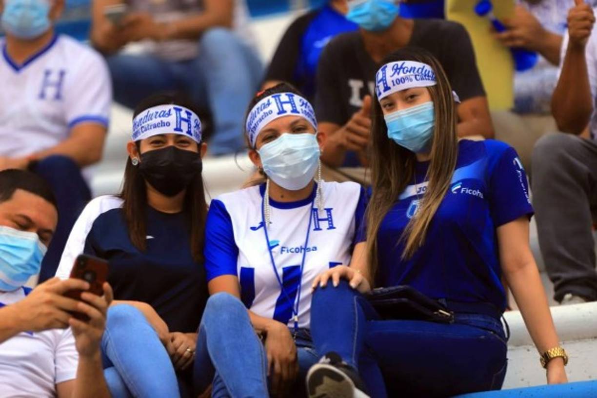 Bellas chicas adornan las gradas del estadio Olímpico Metropolitano de San Pedro Sula.