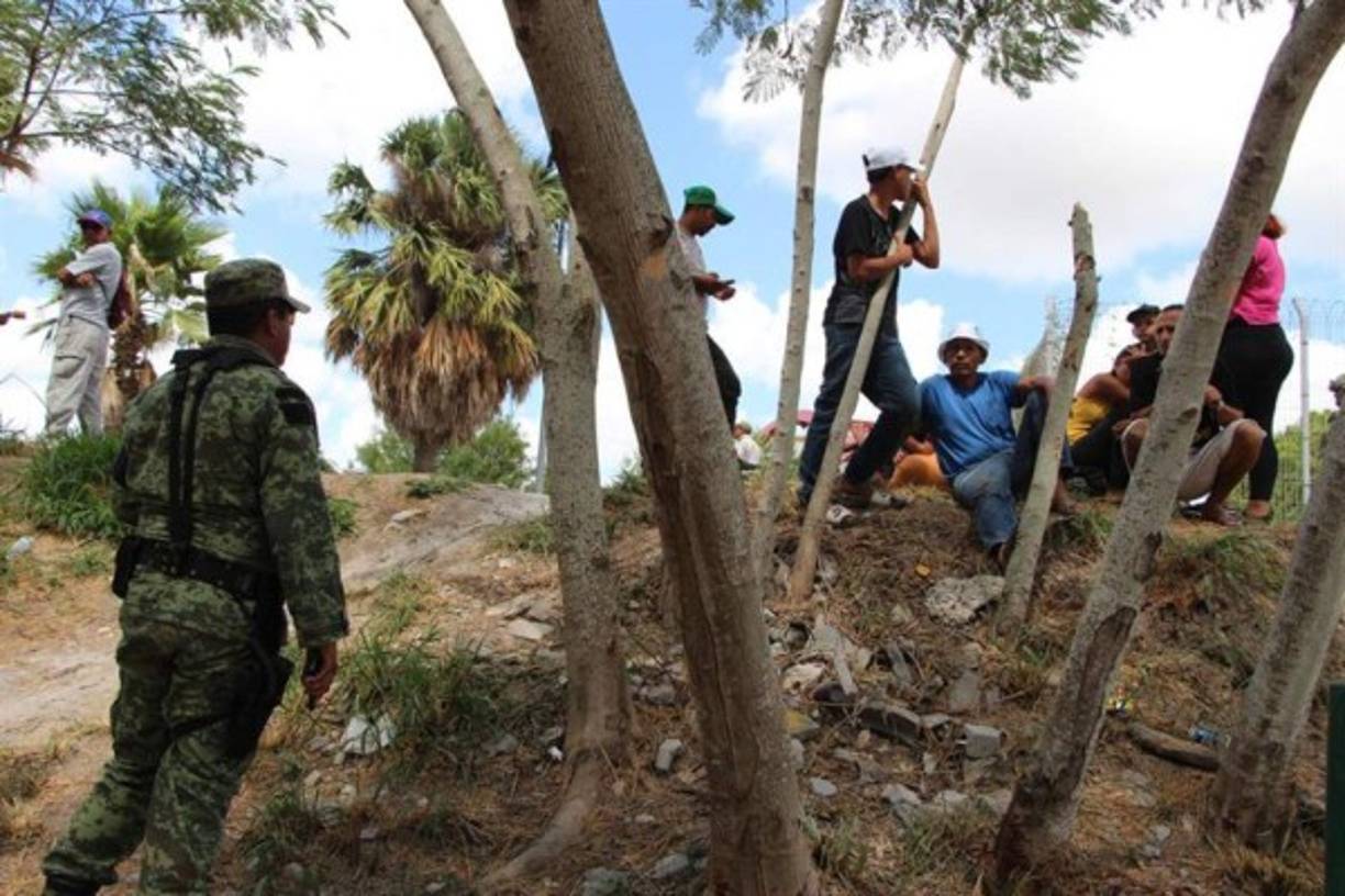 Algunos han comenzado a solicitar empleo temporal en México en el ramo de la construcción o bien en trabajos generales que les permita seguir sobreviviendo hasta ser llamados.