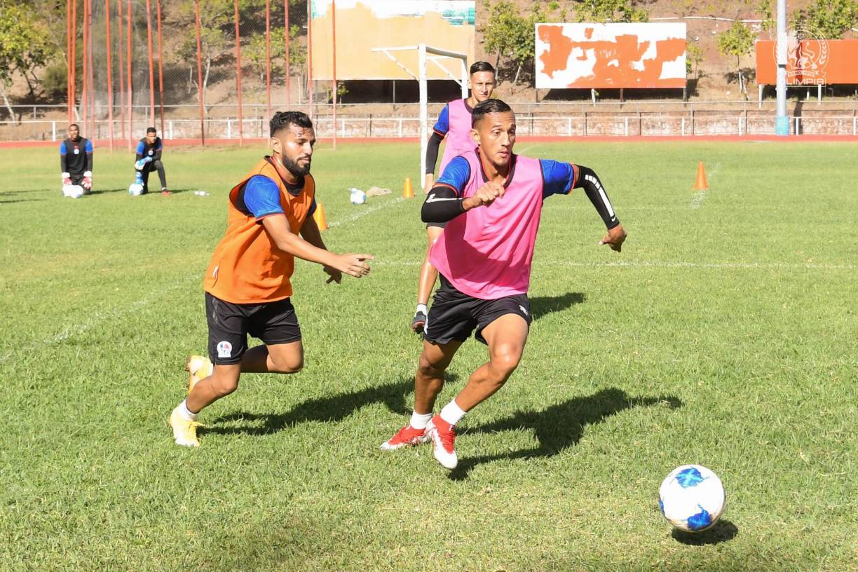 Jorge Álvarez y Diego Reyes en la lucha por el balón durante el colectivo.