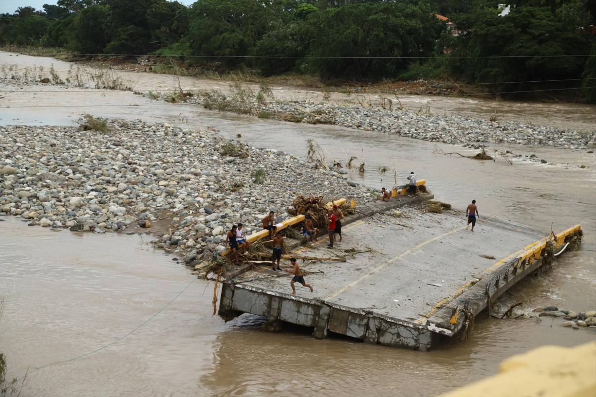 A las losas del puente Saopín se les extrae todo el hierro posible. 