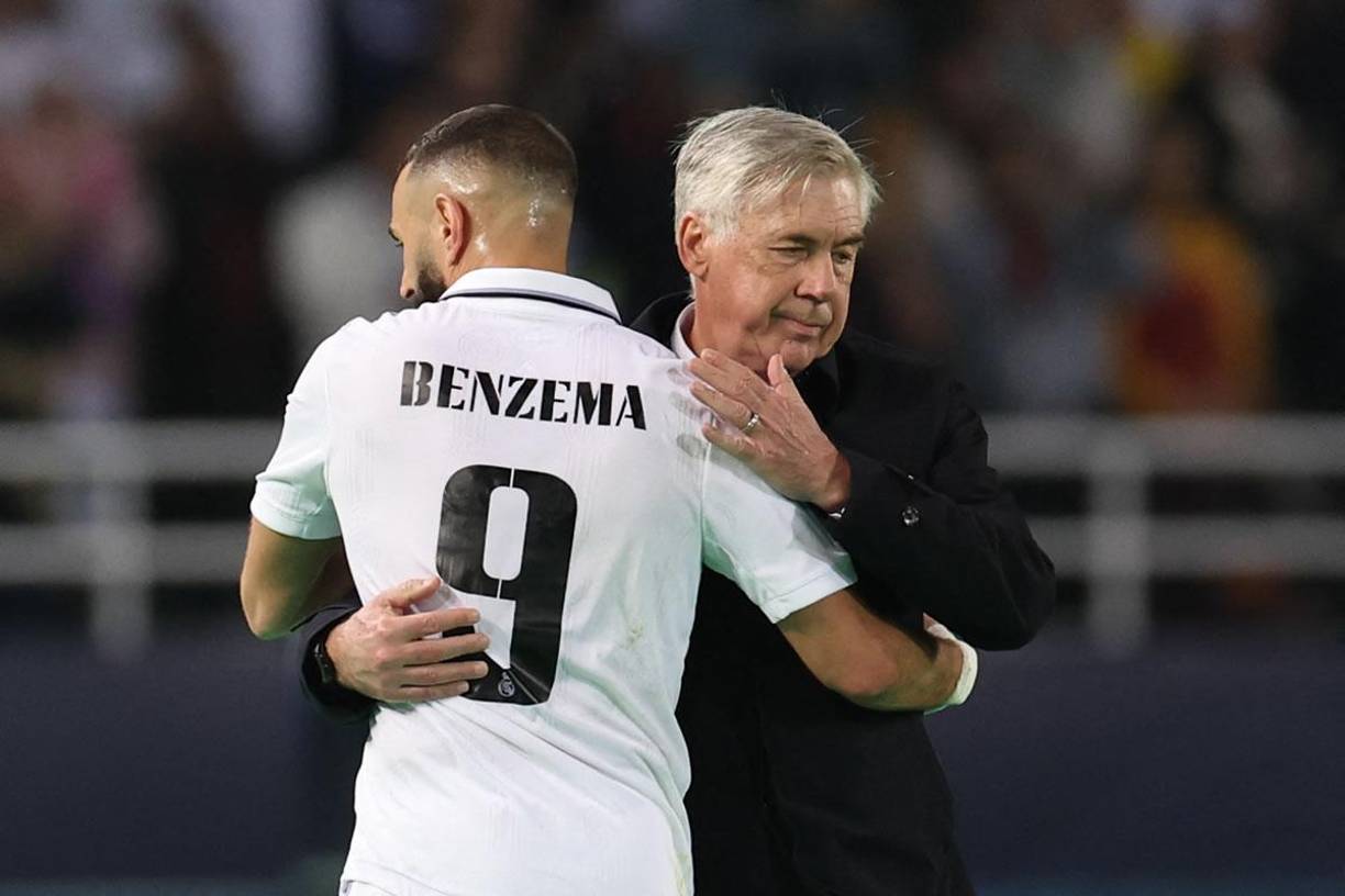 Ancelotti sacó a Benzema después del gol y lo felicitó con un abrazo.