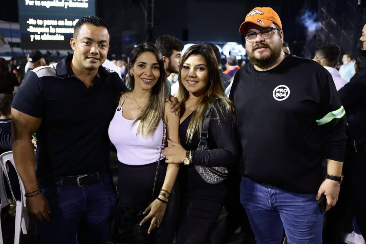 Los catrachos acudieron en grupos de amigos para ver a su artista favorito. 