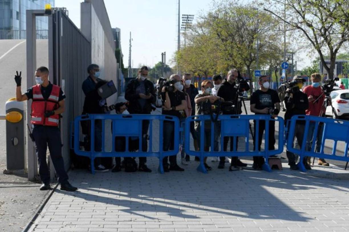 Los medios de comunicaciín estuvieron en las afueras de las instalaciones del Barcelona y Real Madrid.