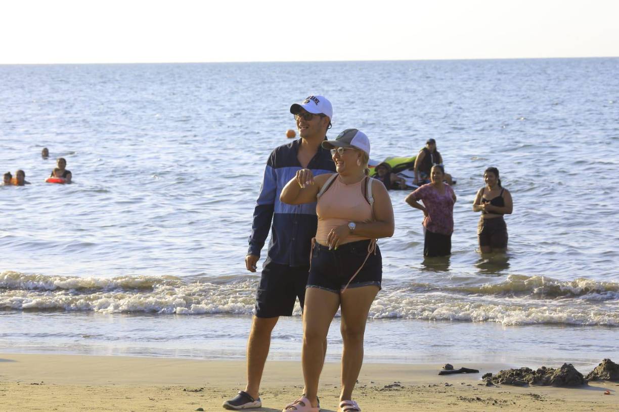 Varios turistas procedentes de San Pedro Sula, Tegucigalpa, La Entrada, Copán, entre otros, aprovechan los últimos días de Semana Santa para disfrutar del sol, el mar y la arena. 
