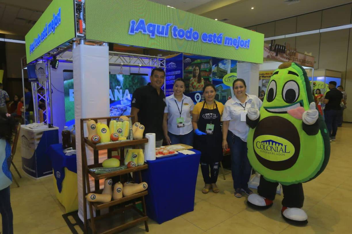 Francisco Pereira, gerente de mercadeo, junto al personal de Supermercados Colonial.