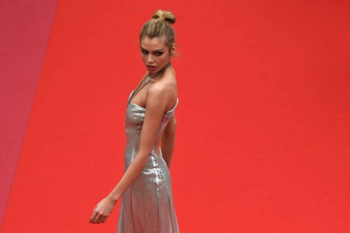 La modelo británica Stella Maxwell posa mientras llega el 10 de mayo de 2018 para la proyección de la película 'Sorry Angel (Plaire, Aimer et Courir Vite)' en la 71ª edición del Festival de Cannes en Cannes, en el sur de Francia.<br/>