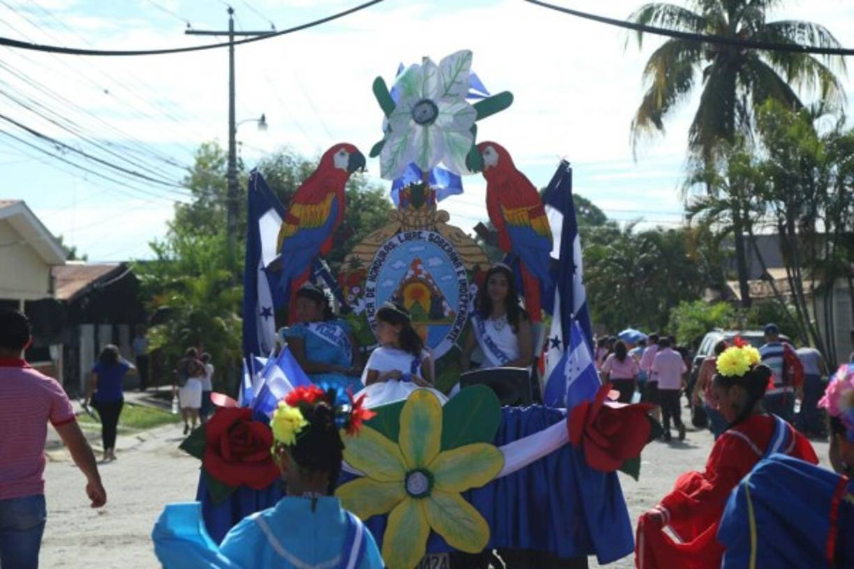 Los centros educativos sampedranos se han esmerado también al preparar llamativas carrozas.