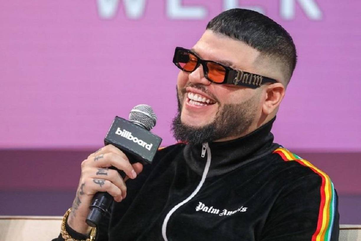 Sin embargo, al parecer algo cambió la forma de pensar del artista pues, ahora ,sigue replentando recintos, pero para difundir la palabra.