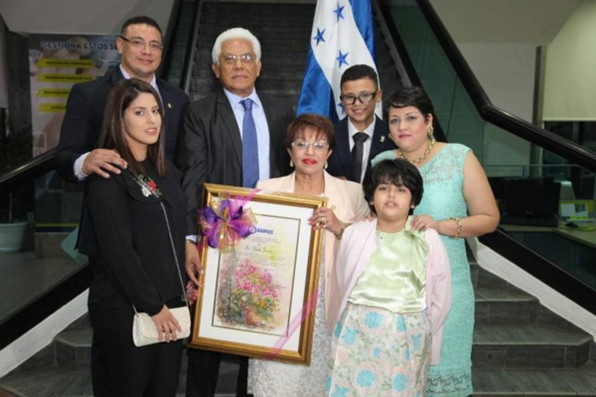 Juan Euceda, Sergio Peña y Arturo Euceda con Alexandra, Santa, Santa Isabel y Mercedes Euceda.